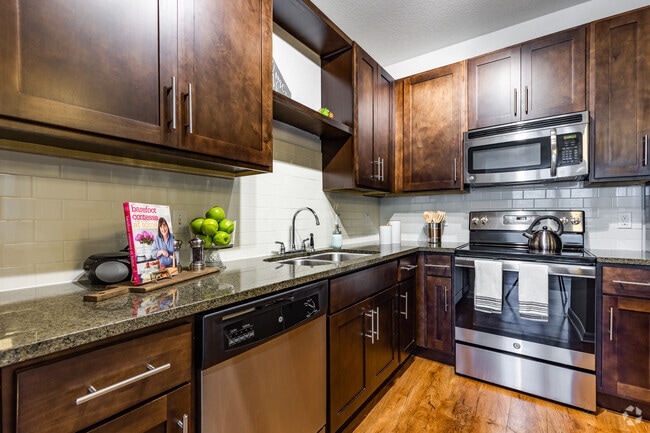 1 BR, 1 BA - 857SF