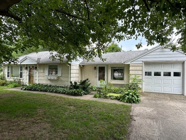 Building Photo - 1547 N Hickory Rd Rental