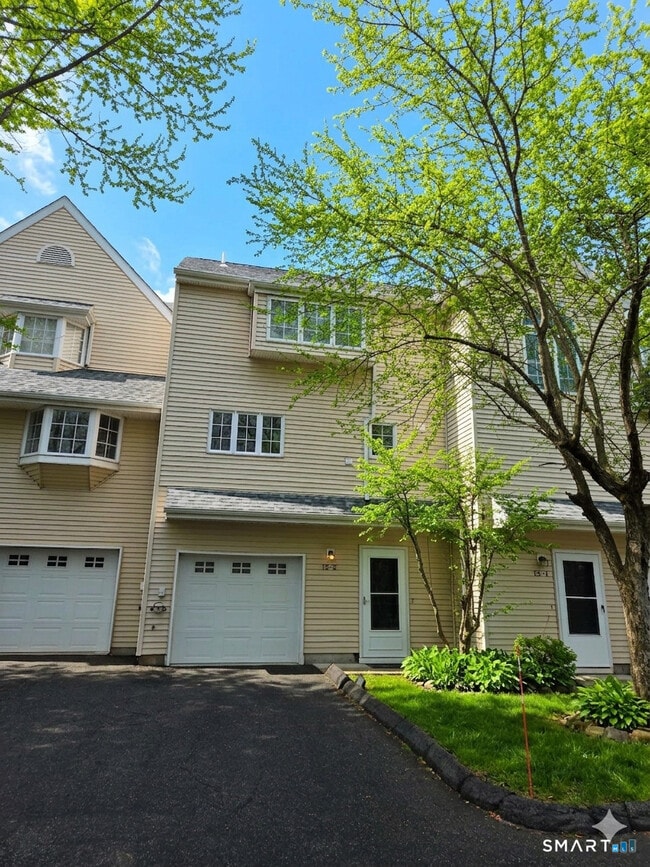 Building Photo - 12 W Meadow Ln Unit 2