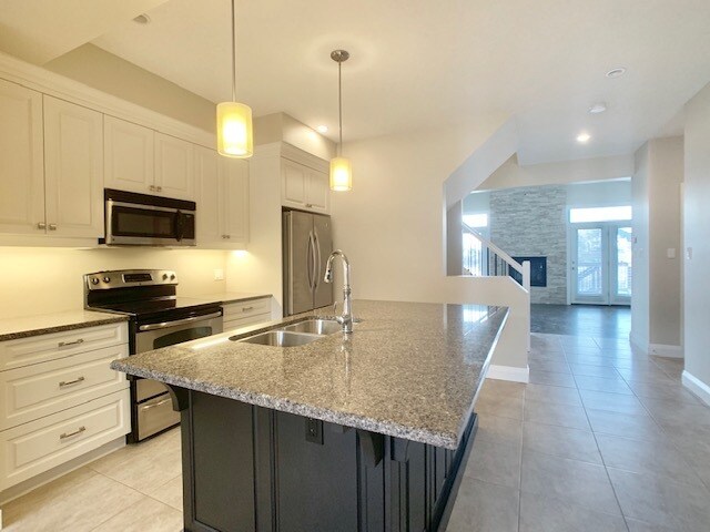 Photo - Beautiful 3 Bdrm in SUNNINGDALE * 2 Bath * AVAIL June 1