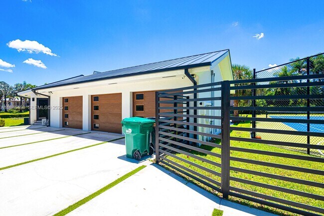 Southwest 89th Place, Miami, FL 33176 - 6 BR 4 BA single-family home