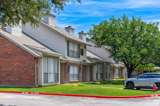 Exterior de casa adosada: espaciosas casas adosadas con entradas privadas y jardines verdes. - Three60 North Apartments