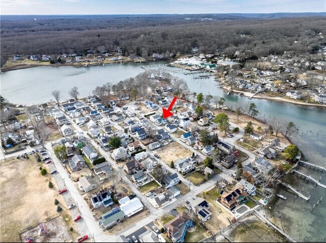 Surrounded by water and picturesque views - 17 S Pine St House