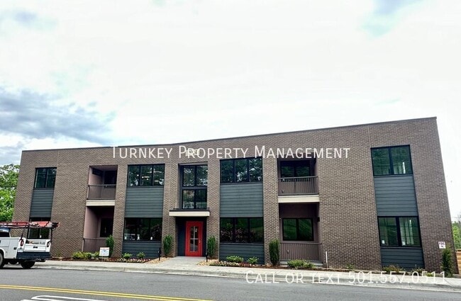 Building Photo - 3223 Kavanaugh Blvd Unit 1D