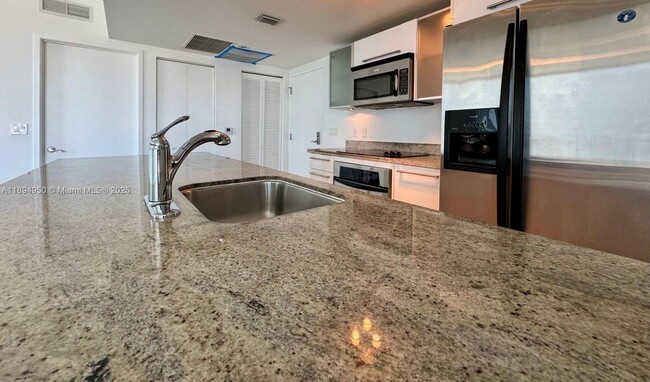Photo - 185 SW 7th St Unidad 2411