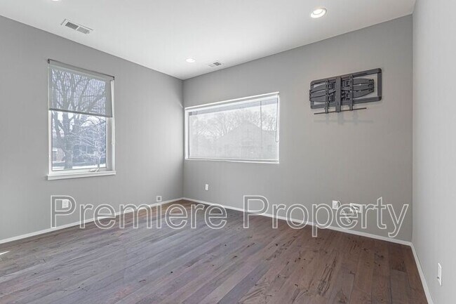 Photo - 2729 Charlotte St