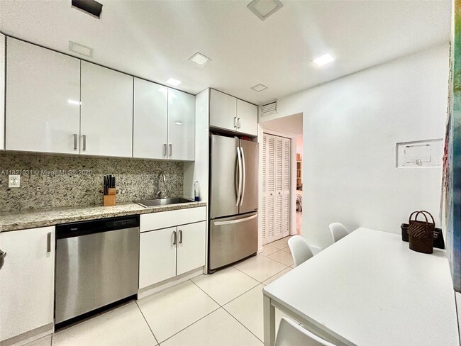 Photo - 9500 W Bay Harbor Dr Unidad 2G