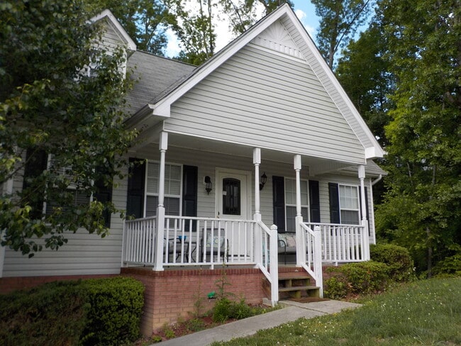 Building Photo - 3 Bedroom 2 Bath House with Basement
