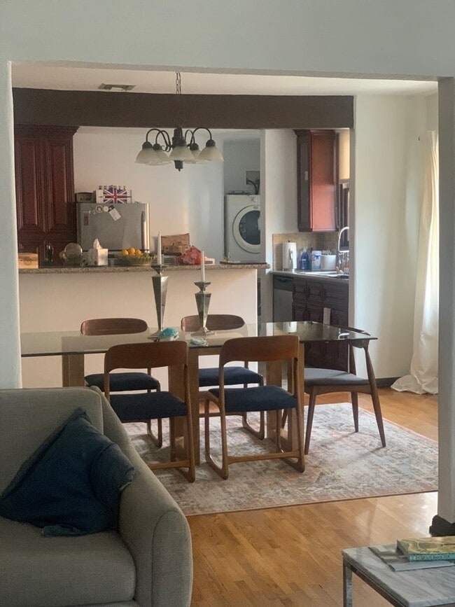 Building Photo - 6230 Lindenhurst Ave Unit 6232 Rental
