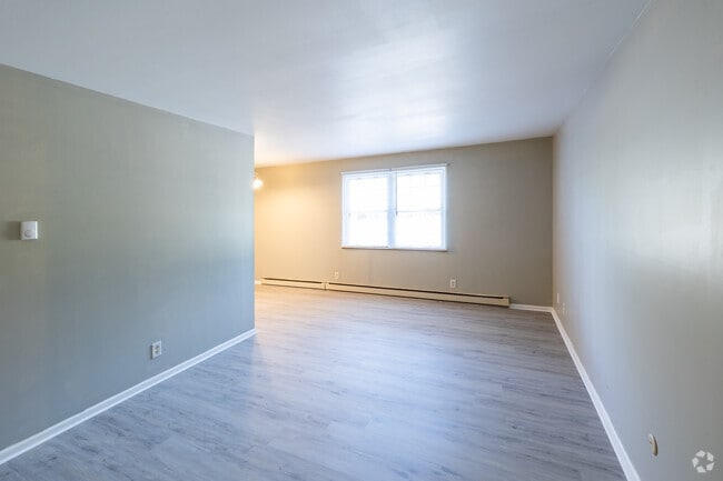 2 habitaciones, 1 baño - 976 pies cuadrados - Sala de estar - MILLSTONE APARTMENTS