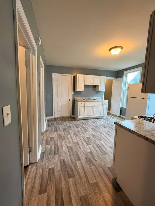 Photo - 884 3rd Ave