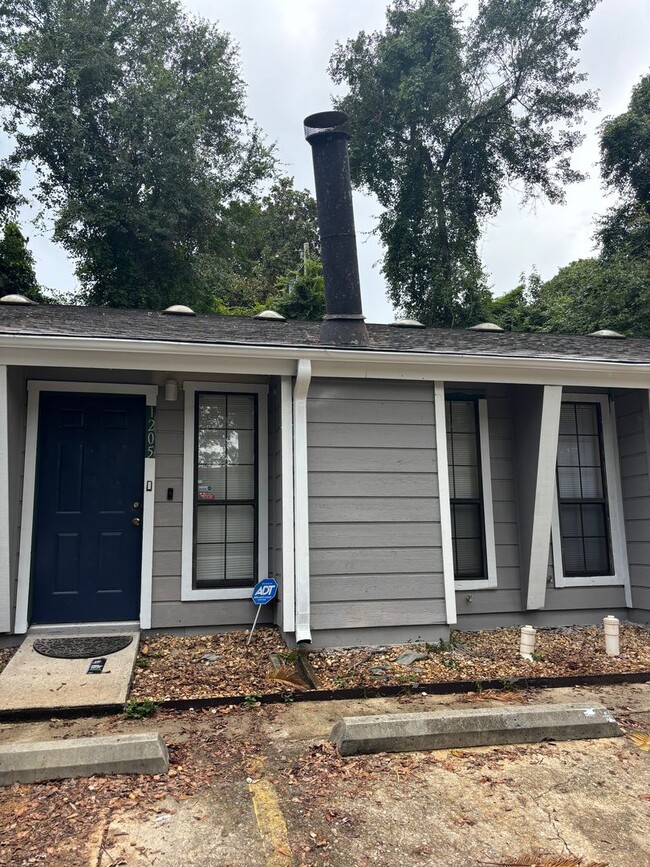 Charming 1 Bedroom 1 Bathroom with a loft! - Charming 1 Bedroom 1 Bathroom with a loft!