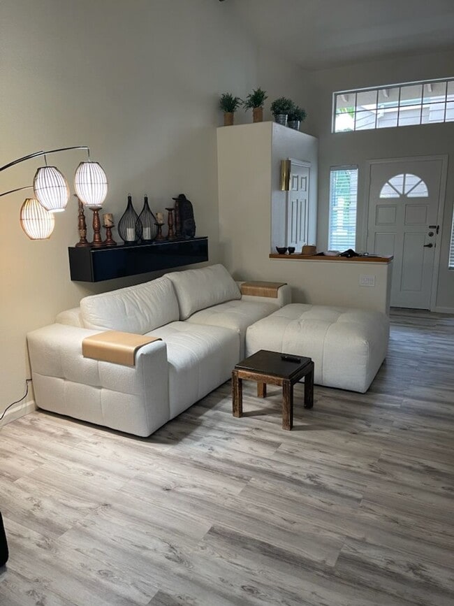 Building Photo - Beautiful La Jolla Condo – Fully Furnished... Unit 36