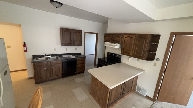 2 bedroom in proximity to UWEC and downtown - 9 Month Lease!