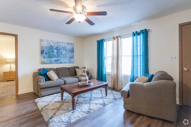 2BR, 2BA - 908 SF