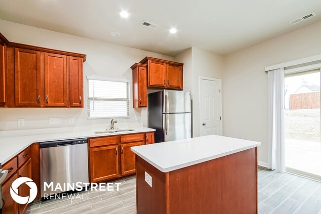 Photo - 1445 Lombar St