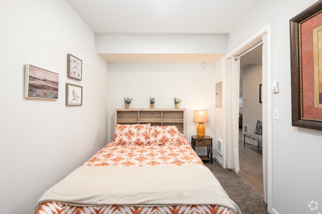 Studio, 1BA + Den - 812SF