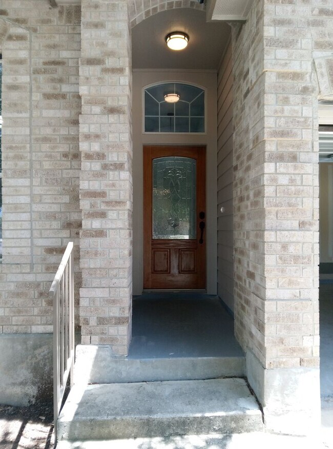 Building Photo - Beautiful and Spacious 3bdrm/2bath 2 car g... Rental