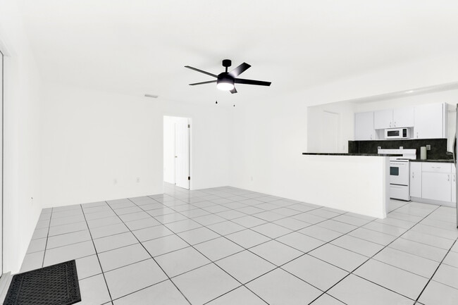 Photo - 630 SW 62nd Ave Unit 2