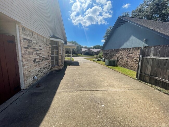 Building Photo - 302 Yorkshire Ct