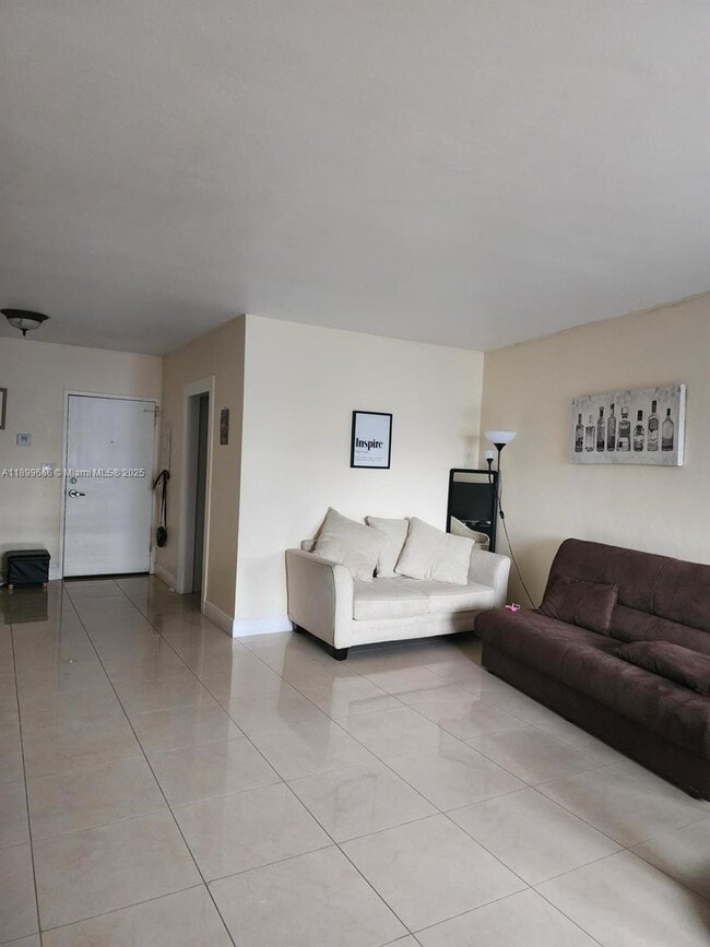 Photo - 7441 Wayne Ave Unidad 3O