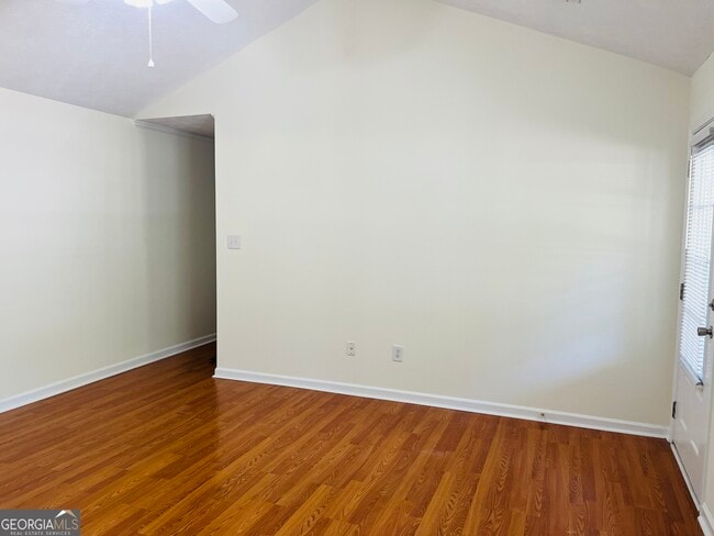 Photo - 28 Sandstone Dr