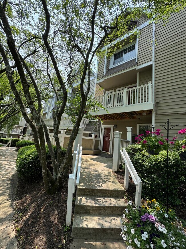 Serene Living in Rockville! Over 1,000 Squ... - Serene Living in Rockville! Over 1,000 Squ... Condo