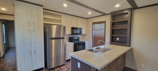 Photo - Gorgeous 3 bedroom/2 bath mobile home in Willow Oak Park, Keithville! Unit Willow Oak 3043