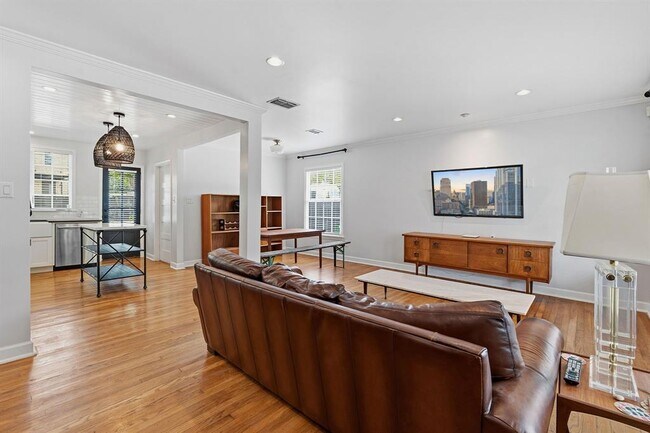 Photo - 2635 W 45th St