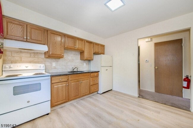 Building Photo - 685 Van Houten Ave Unit 3
