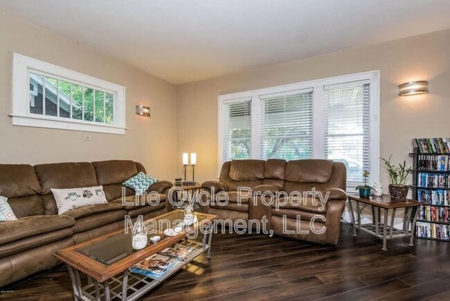 Photo - 1261 Union Ave NE