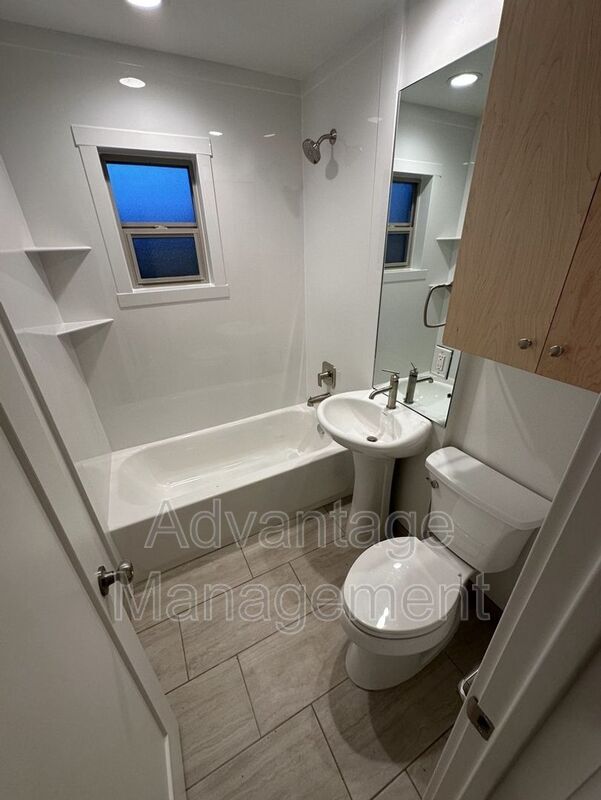 Photo - 469 E Elm St