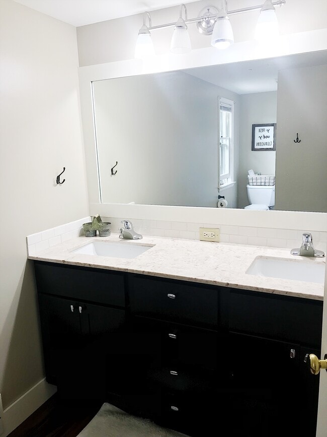 baño superior - 7570 Fase St SE