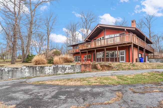 Mid-Century Lodge Home in Frederick with 6... - Mid-Century Lodge Home in Frederick with 6...