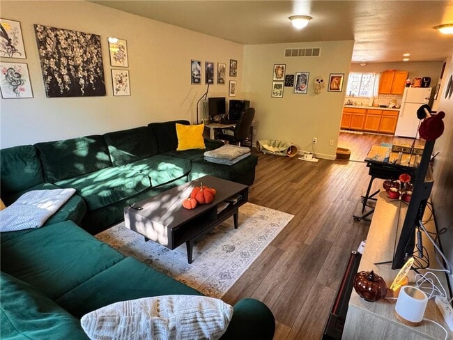 Photo - 810 16th St S