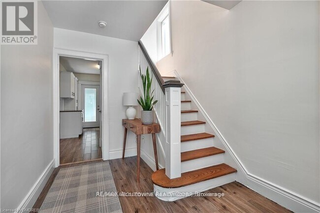 Photo - 23 Ottawa St S