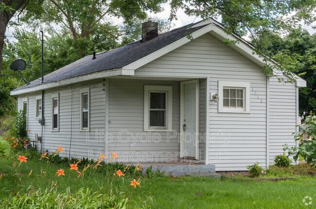 Building Photo - 1310 Beechwood St NE Rental