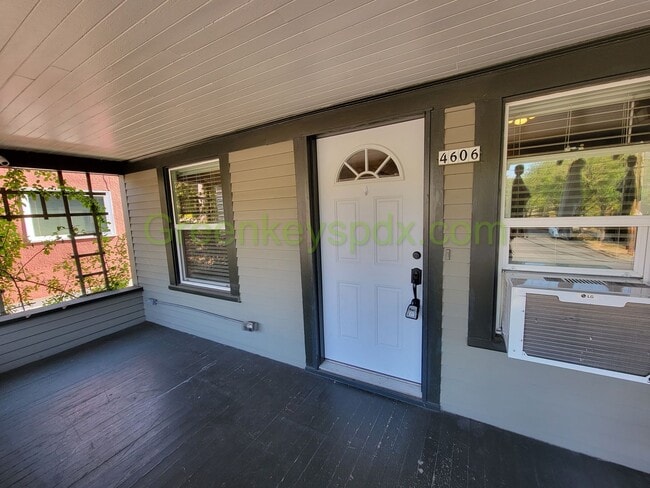 Building Photo - Amazing 1-Bedroom Unit in a Side-by-Side D...