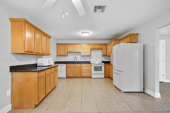 Photo - 6401 Center St