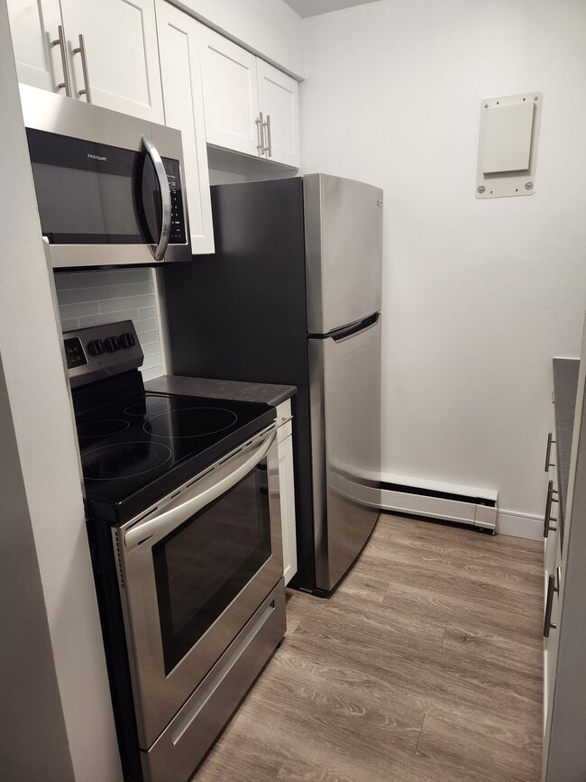 Building Photo - 21 Stirling Ave S Unit 22