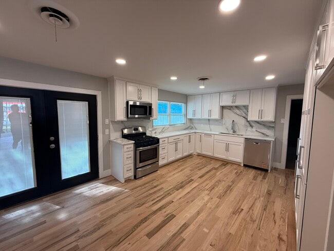 Building Photo - 2858 Royal Ln