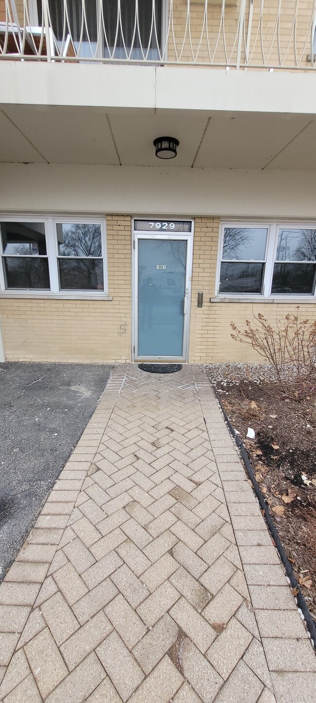 Building Photo - 7929 W Grand Ave Unit 101