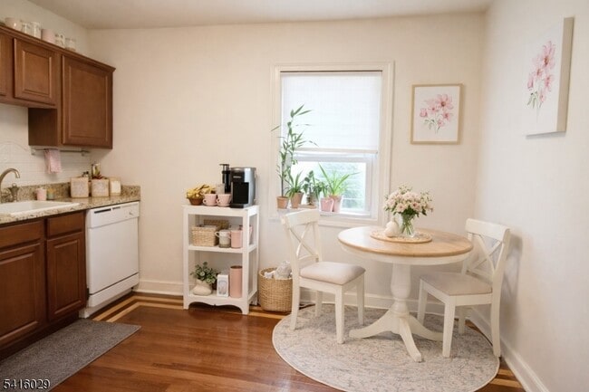 Photo - 254 W Franklin St