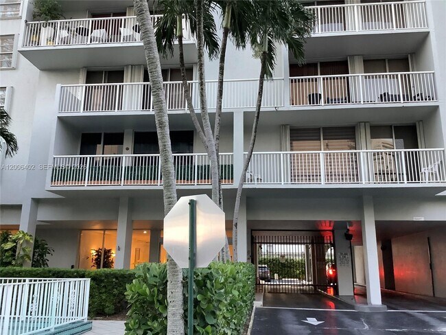 Building Photo - 150 SE 25th Rd Unit 14H