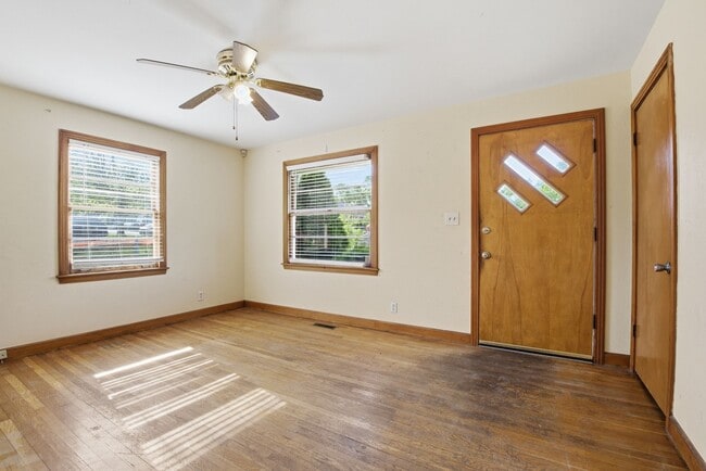 Photo - 905 W Eastland Ave