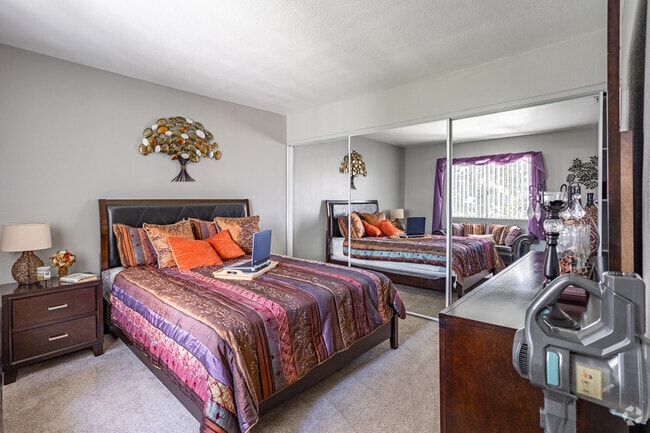 2BR, 2BA - 825 SF