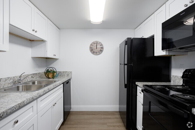 1BR, 1BA - Ktichen 700SF - Woodlake Village