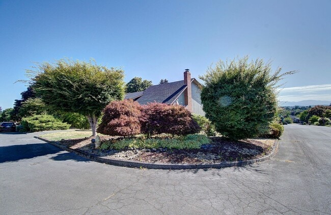 Photo - SPACIOUS 3+ BEDROOM SALMON CREEK/MOUNT VISTA MULTI-LEVEL HOME WITH LARGE FENCED YARD!