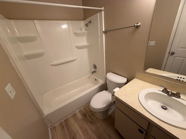 Photo - 460 E Elm St