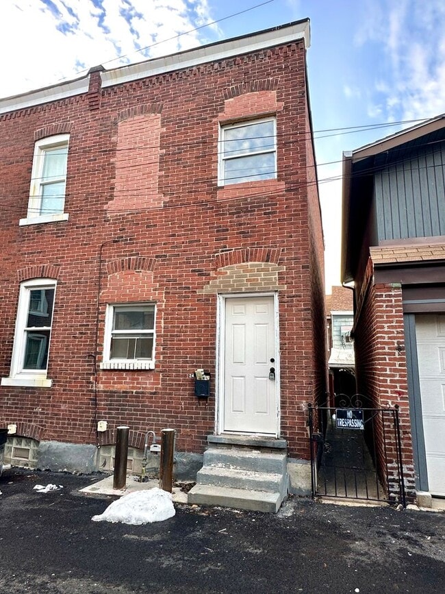 Building Photo - Updated 2 Bed, 1 Bath Home - Convenient Location, Walkable Neighborhood - Available 3/15!